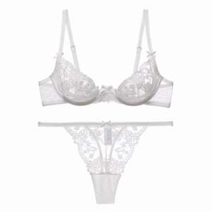 Ensemble lingerie en dentelle florale blanche avec soutien-gorge à armatures et string