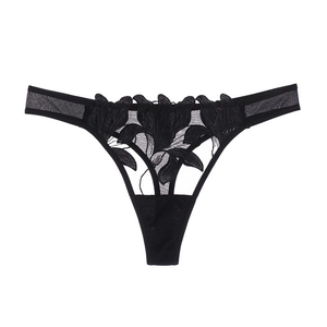 Detailansicht eines schwarzen Spitzen-Strings mit Blumenstickerei und Netzstruktur