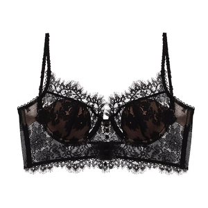Gros plan détaillé sur la dentelle de cils française et la doublure en mesh de ce bustier