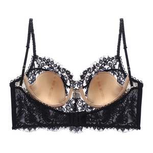 Détails du soutien-gorge en dentelle noire avec doublure chair et bretelles réglables