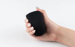 Primer plano de la funda negra de punto para palanca de cambios con costuras reforzadas