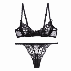 Détail d'un ensemble de lingerie en dentelle noire avec broderie florale et tulle