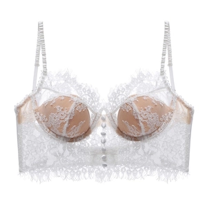 Détail de la dentelle cils et boutons en satin sur une brassière de style français