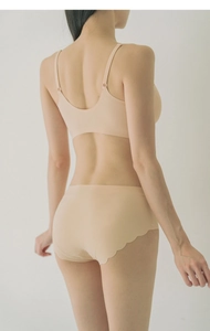 Détail de l'ensemble sous-vêtements sans couture chair avec bords ondulés et tissu stretch