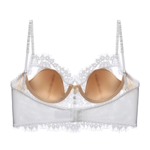 Détails de la dentelle florale blanche et bonnets rembourrés sur un soutien-gorge