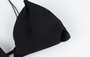 Primer plano del sujetador de triángulo negro sin costuras con textura de punto fino