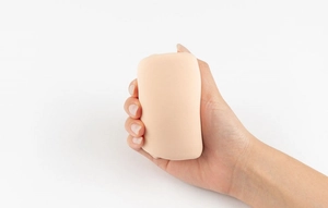 Gros plan de coussinets de soutien-gorge en silicone beige doux montrant la texture souple