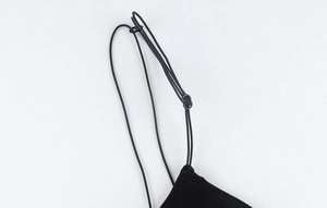 Detalle de los tirantes finos ajustables de un conjunto de sujetador negro sin costuras