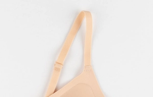 Vue macro détaillée des bretelles réglables sur un soutien-gorge sans couture chair