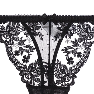 Détail de sous-vêtement en dentelle florale noire avec petit nœud en soie et transparence