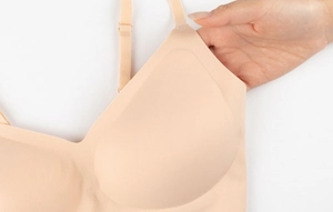 Gros plan du tissu de soutien-gorge nude sans couture montrant une grande élasticité