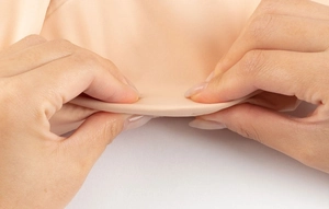 Vue détaillée du tissu rose sans couture, montrant la texture douce et la grande élasticité