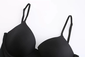 Detail van gladde zwarte minimizer bh-cups met verstelbare bandjes en naadloze afwerking
