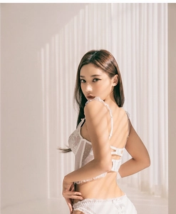Détail du dos d'un ensemble de lingerie en dentelle blanche avec bretelles à volants