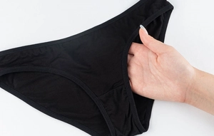 Detalle de la cintura elástica y la suave tela de algodón negro de la braguita