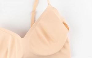 Gros plan d'un soutien-gorge beige sans couture avec bretelles réglables et tissu doux