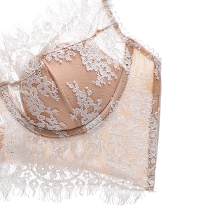 Détail de la dentelle de cils française et des ailes en résille du soutien-gorge blanc