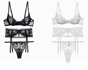 Vue détaillée à plat de l'ensemble de lingerie en dentelle noir et blanc avec jarretelles