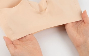 Gros plan sur le bord sans couture du soutien-gorge nude montrant l'élasticité et le tissu