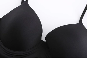 Detail van een naadloze zwarte push-up bh met U-vormige beugel en gladde stofstructuur