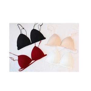Conjunto de sujetadores triangulares de tirantes finos en negro, rojo, beige y blanco