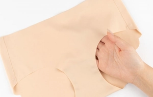 Détail d'une culotte sans couture couleur chair montrant le tissu respirant et extensible