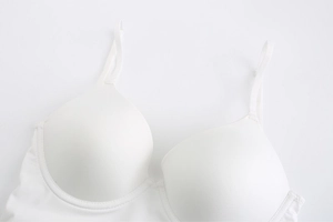 Detail van witte minimalistische beugelbeha met voorgevormde cups en verstelbare bandjes