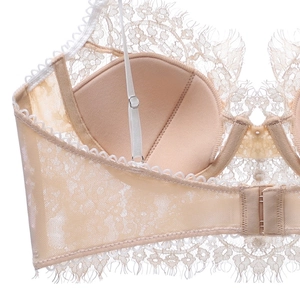 Détail de la dentelle de cils française et broderie florale fine sur le soutien-gorge abricot