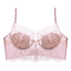 Vue détaillée du soutien-gorge en dentelle rose pâle avec dos en U et boutons décoratifs