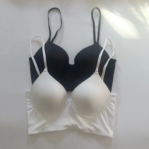 Detail van naadloze v-hals bh's in zwart en wit met smalle bandjes en zachte cups