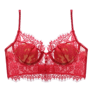 Détail d'une brassière en dentelle florale rouge avec boutons et bordure en cils fins