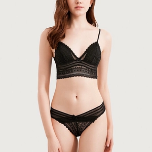 Vue détaillée de l'ensemble de lingerie en dentelle noire avec bonnets triangle