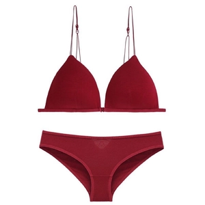 Conjunto de lencería burdeos minimalista con sujetador de triángulo sin aro y braguita