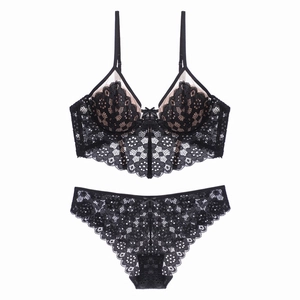 Détail d'un ensemble de lingerie bustier en dentelle florale noire avec culotte mesh