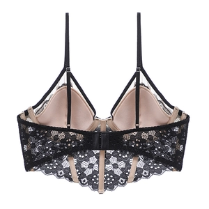 Détail du soutien-gorge en dentelle noire avec doublure beige et fermeture à agrafes au dos