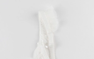 Détail des bretelles de soutien-gorge en dentelle blanche avec mesh à volants et boucles