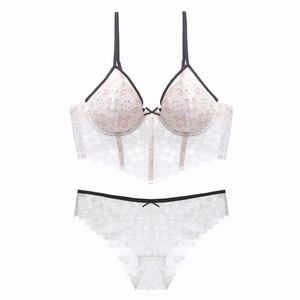 Ensemble bralette française en dentelle blanche avec bordures noires contrastées
