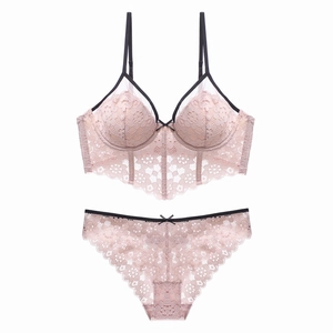 Ensemble de lingerie en dentelle rose avec bustier long et finitions contrastées noires