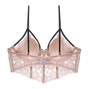 Détail d'un soutien-gorge en dentelle rose pâle avec fines bretelles noires élégantes