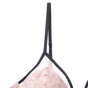 Détail du soutien-gorge en dentelle rose avec bretelles noires et empiècement tulle