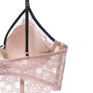 Vue détaillée du motif floral en dentelle rose et de la bretelle noire réglable du soutien-gorge