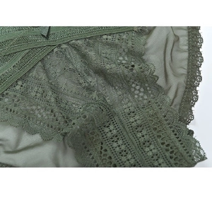 Gros plan détaillé sur la dentelle florale vert armée et le mesh de cette culotte élégante