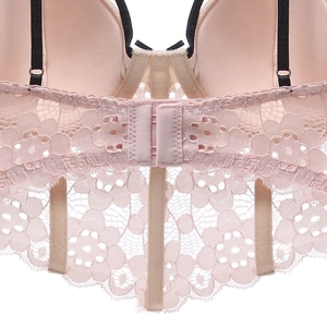 Détail de soutien-gorge en dentelle florale rose avec bretelles réglables et agrafage