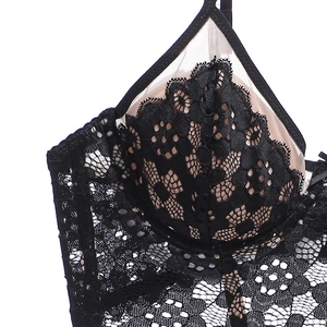 Détails rapprochés d'un soutien-gorge en dentelle florale noire de style français