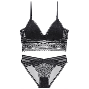 Ensemble soutien-gorge triangle en dentelle noire à dos nu avec culotte assortie chic