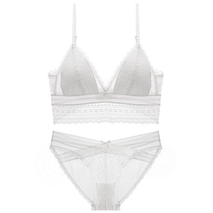 Détail du haut bralette en dentelle blanche et culotte assortie aux textures florales