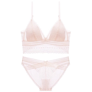 Détail d'un ensemble de lingerie en dentelle rose avec soutien-gorge triangle