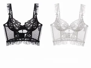 Détail de soutiens-gorge bustiers en dentelle florale et mesh à pois avec des volants