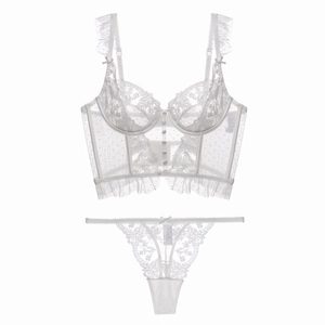 Détail d'un ensemble lingerie blanc en dentelle française avec résille florale