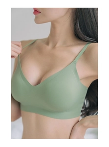 Dettaglio del reggiseno senza cuciture verde chiaro con scollo a V e spalline sottili